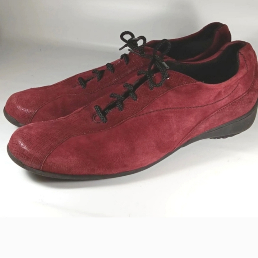 Womens Sz 9 1/2 lace up red suede sneaker with treads and sparkle detail Munro